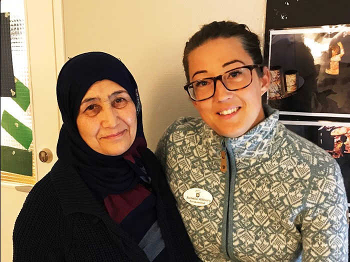 Praktikanten Hakima och förskolechef Annelie Altberg