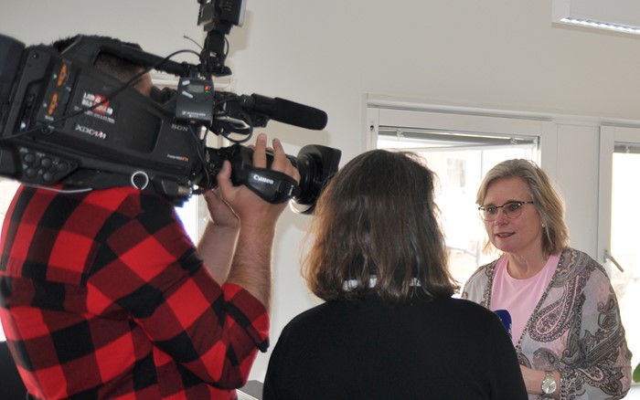 Maria Fälth intervjuas av det portugisiska tv-teamet.