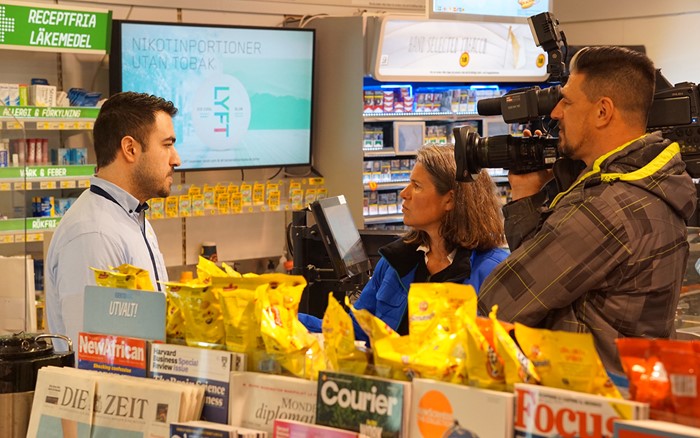 Tv-teamet intervjuar en deltagare på praktik.
