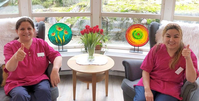 Glada deltagare som fått arbete på äldreboende